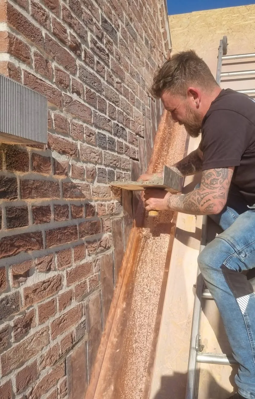 Tommy Pullen aan het werk — lood- en zinkwerk aan de gevel
