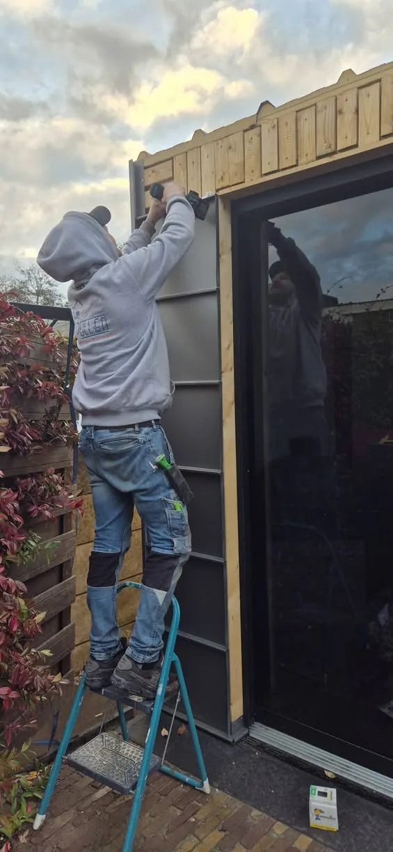 Tommy Pullen aan het werk — zink op maat gezet
