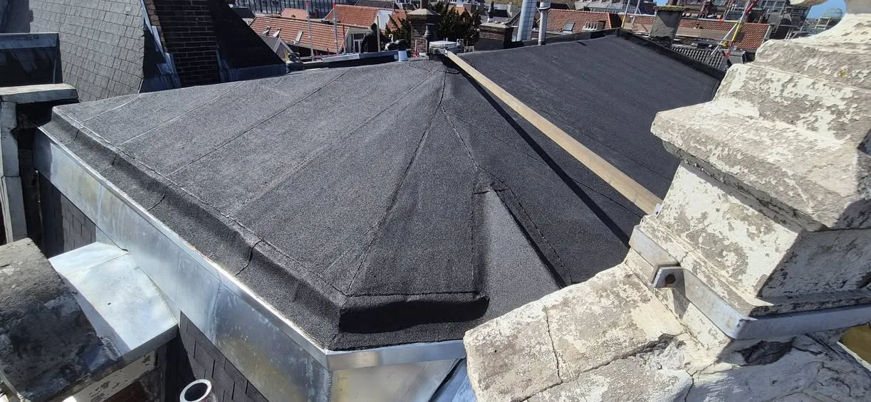 Platte daken vervangen — EPDM, bitumen, PVC